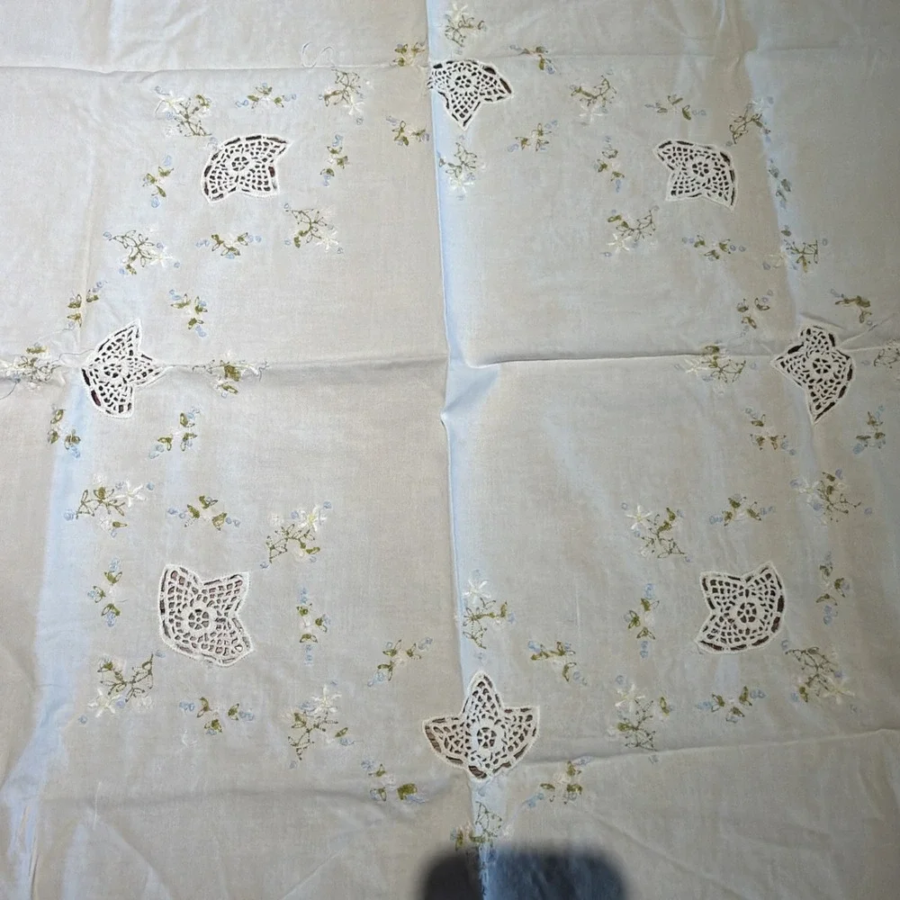 Vtg Hand Embroidered Small Linen Tablecloth Whie & Blue Flowers 31